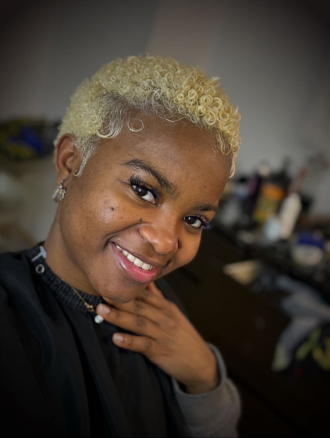Coupe courte afro décolorée en blond platine, réalisé chez Christian Cutz, barbier à Préfontaine, Montréal