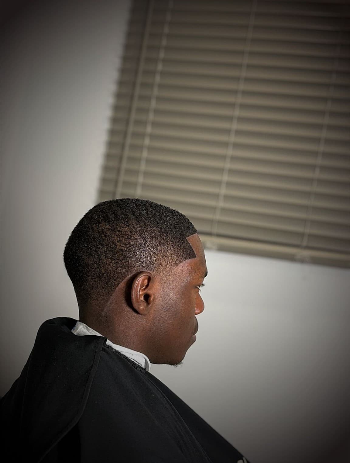 Coupe courte avec dégradé fondu et contour net, réalisé chez Christian Cutz, barbier à Préfontaine, Montréal